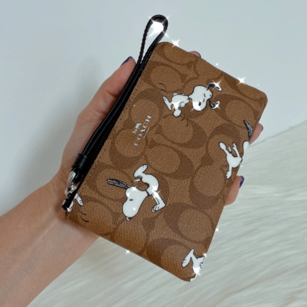 New💃Coach Coach X Peanuts Corner Zip Wristlet In Signature Canvas With Snoopy - Picture 2 of 8